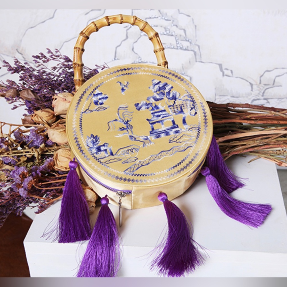 Vintage style Chinese embroidery round handbag - Picture 2 of 6